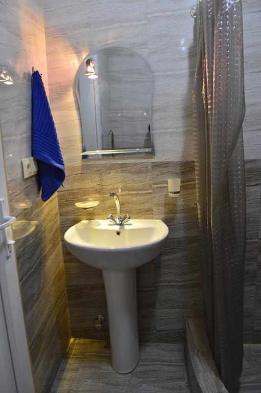 Apartment Near Park 36 バトゥーミ エクステリア 写真